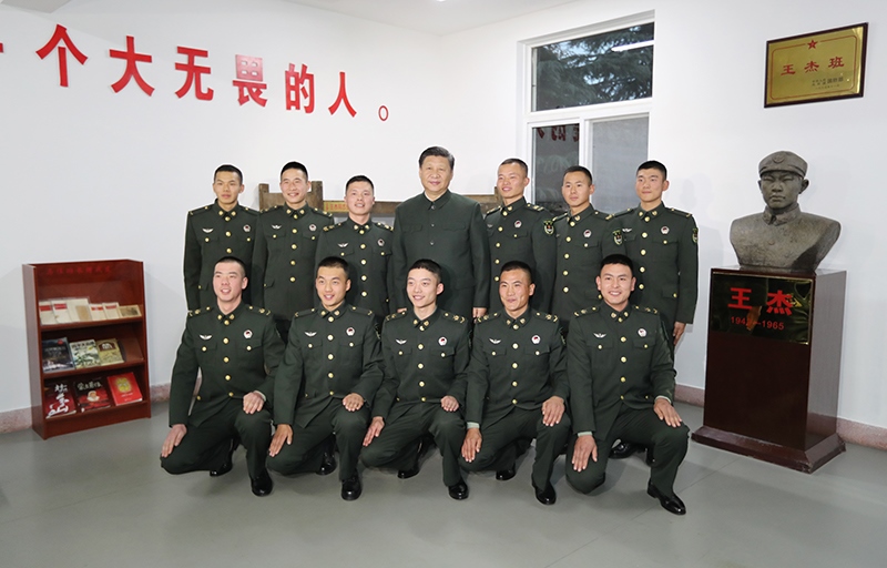 2017年12月13日，中共中央總書記、國家主席、中央軍委主席習近平到第71集團軍視察。這是習近平同“王杰班”戰(zhàn)士合影。