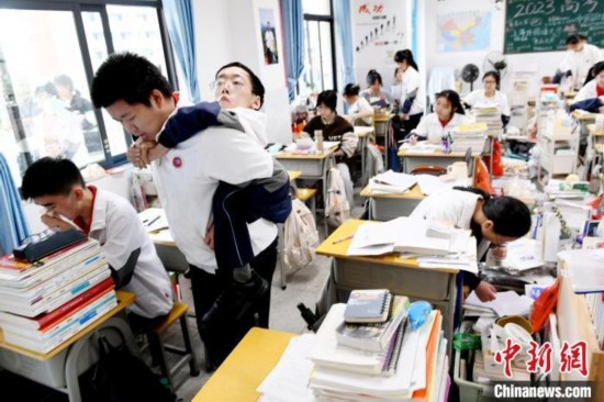 遇到鐘華強課堂上內(nèi)急，江西省南康中學北校區(qū)的高三學生朱金祥便會及時背著他前往衛(wèi)生間。 卓忠偉 攝