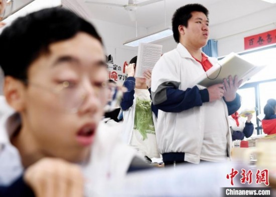 朱金祥(右)和鐘華強(左)正在加緊復習迎接高考。 卓忠偉 攝