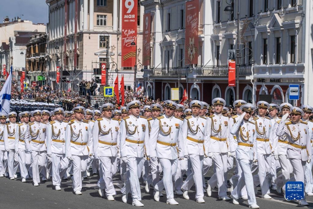 5月9日，在俄羅斯符拉迪沃斯托克市，軍人參加閱兵式。新華社發(fā)（郭飛洲攝）
