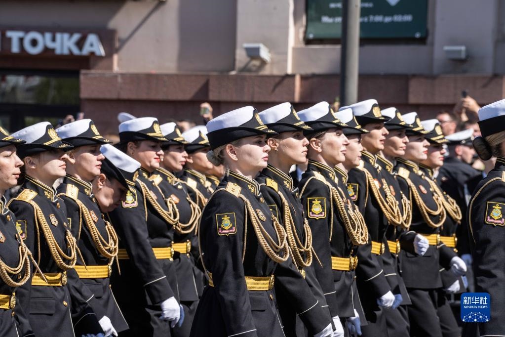 5月9日，在俄羅斯符拉迪沃斯托克市，軍人參加閱兵式。新華社發(fā)（郭飛洲攝）