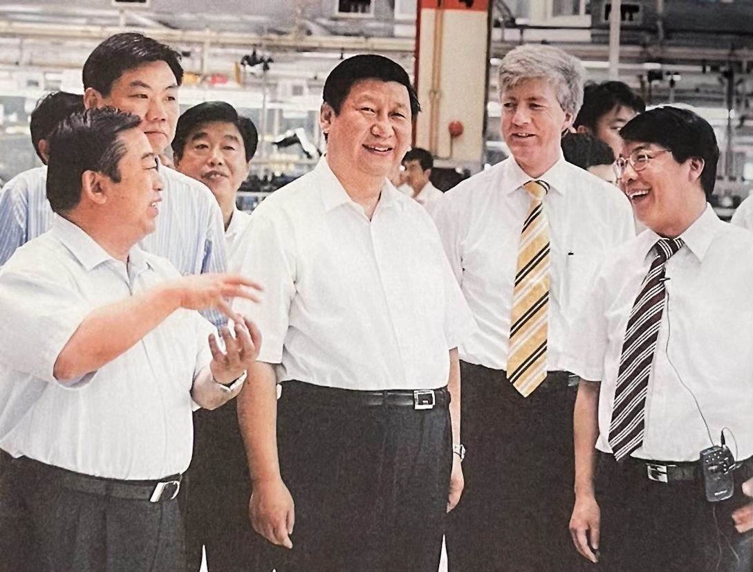 2007年7月，習近平調(diào)研上海大眾汽車有限公司。