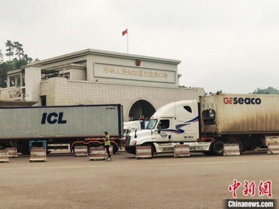 近日，位于中越邊境廣西憑祥市的友誼關(guān)口岸車水馬龍，裝載著東盟水果的跨境車輛來往不斷。黃艷梅 攝