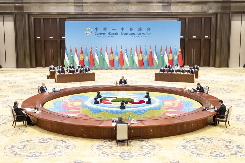 5月19日上午，國家主席習(xí)近平在陜西省西安市主持首屆中國－中亞峰會并發(fā)表題為《攜手建設(shè)守望相助、共同發(fā)展、普遍安全、世代友好的中國－中亞命運共同體》的主旨講話。哈薩克斯坦總統(tǒng)托卡耶夫、吉爾吉斯斯坦總統(tǒng)扎帕羅夫、塔吉克斯坦總統(tǒng)拉赫蒙、土庫曼斯坦總統(tǒng)別爾德穆哈梅多夫、烏茲別克斯坦總統(tǒng)米爾濟約耶夫出席。新華社記者 丁海濤 攝