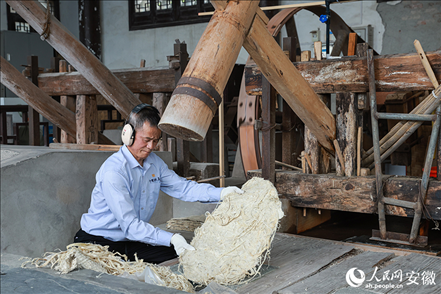 宣紙制作工藝——制簾。人民網(wǎng)記者 張俊攝