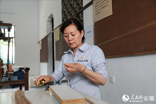 撈紙需要兩位師傅默契配合。人民網(wǎng)記者 張俊攝