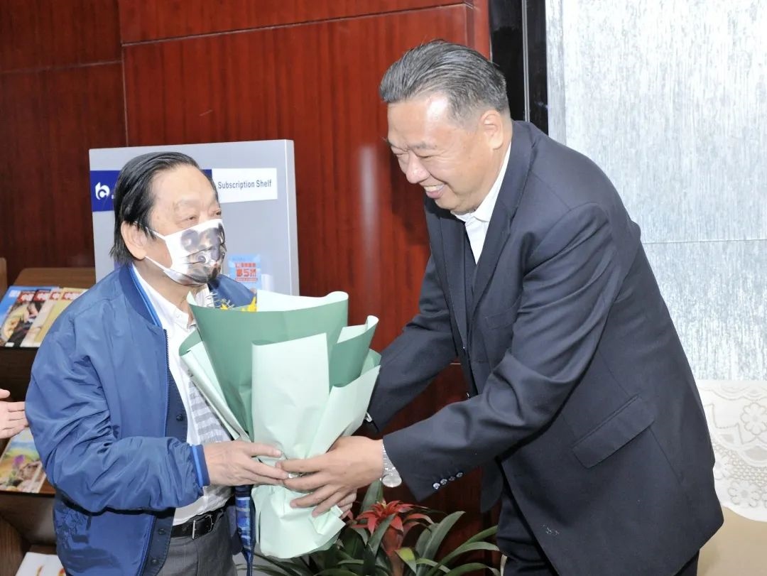 ▲青海省政協(xié)副主席、青海省林草局黨組書記、局長、祁連山國家公園青海省管理局局長李曉南在機(jī)場迎接韓美林