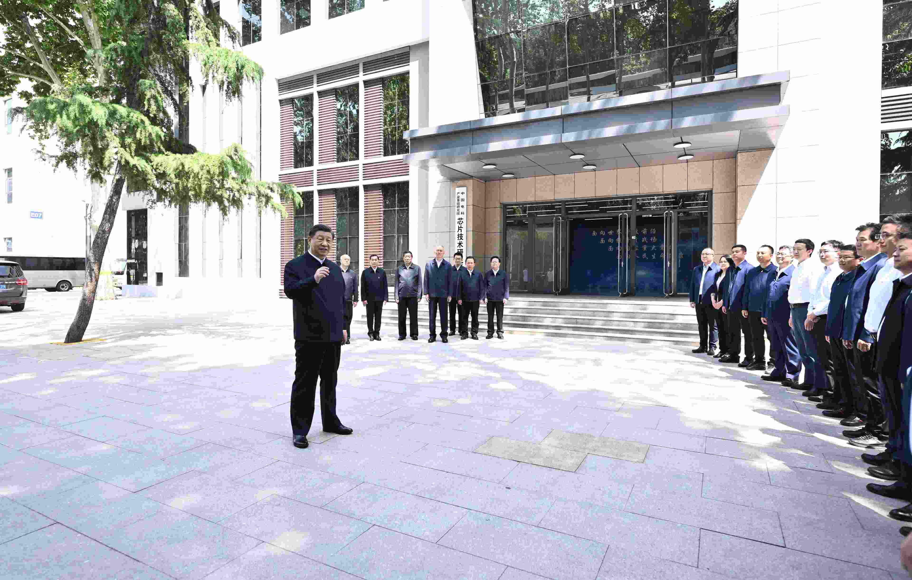 △2023年5月12日，習近平總書記在中國電科產(chǎn)業(yè)基礎研究院同科技工作者交流。