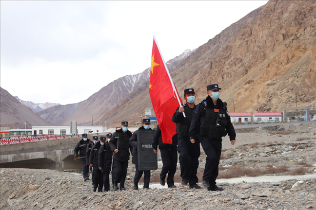陳暢帶領民警巡邏。受訪者供圖