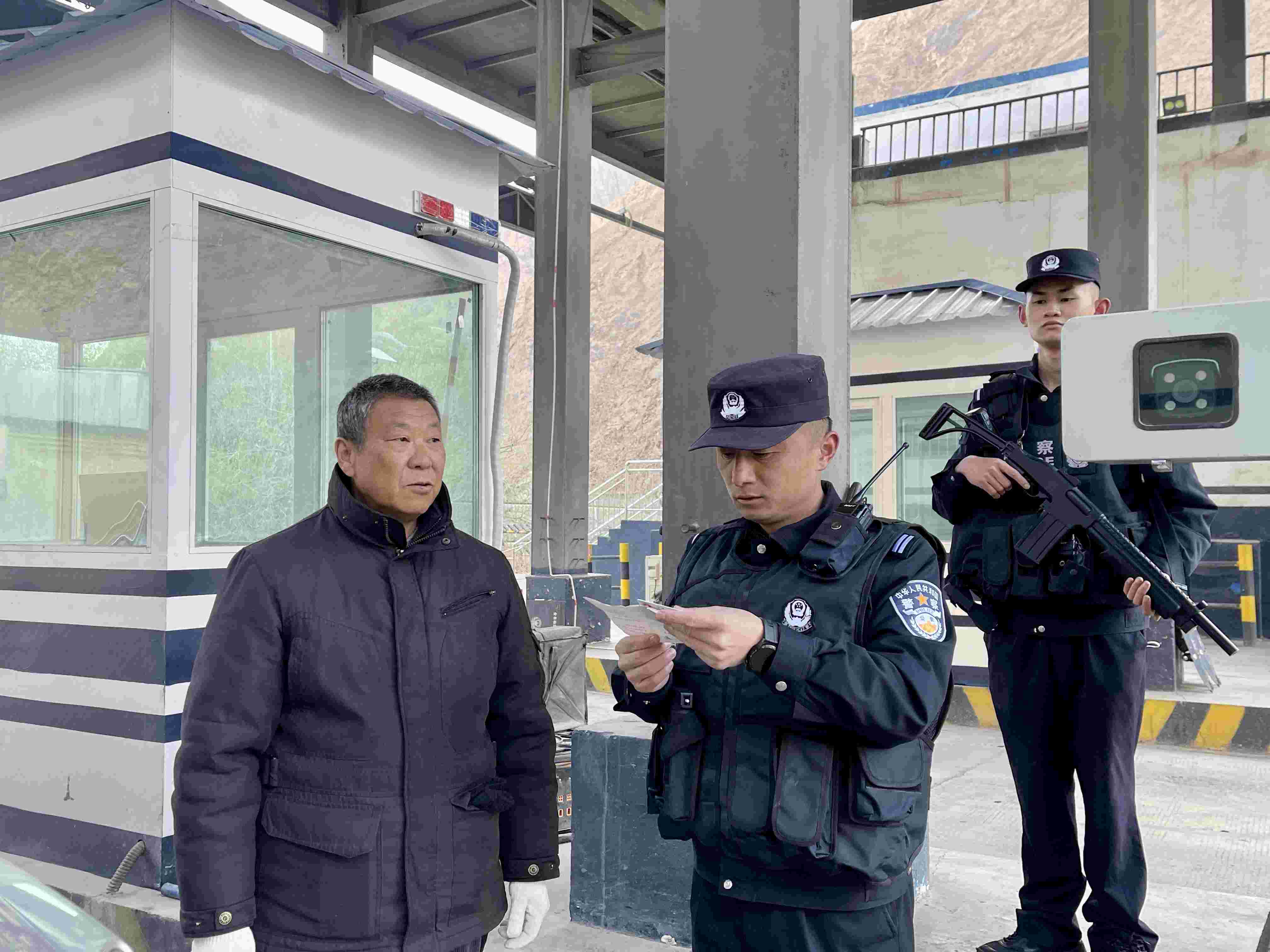 在庫地邊境檢查站，陳暢核對進出邊境管理區(qū)人員信息。人民網(wǎng) 周靜圓攝