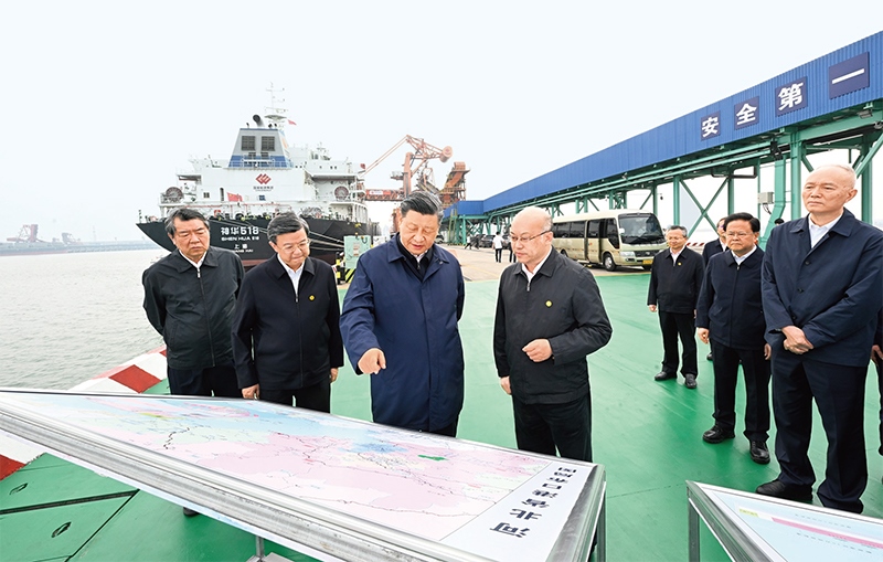 2023年5月11日至12日，中共中央總書記、國家主席、中央軍委主席習(xí)近平在河北考察，并主持召開深入推進(jìn)京津冀協(xié)同發(fā)展座談會。這是11日下午，習(xí)近平在滄州市黃驊港煤炭港區(qū)碼頭考察。 新華社記者 李學(xué)仁/攝