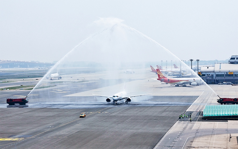 2023年5月28日，國產(chǎn)大型客機(jī)C919圓滿完成首次商業(yè)飛行，開啟市場化運(yùn)營、產(chǎn)業(yè)化發(fā)展新征程。圖為北京首都國際機(jī)場以水門禮迎接C919首個商業(yè)航班東航MU9191。 新華社發(fā) 魏萌/攝