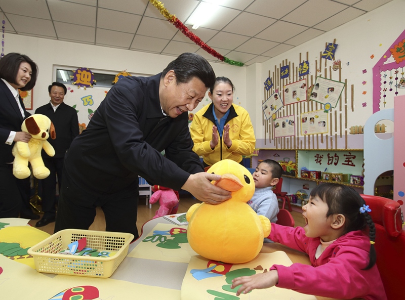 2014年1月28日，習(xí)近平總書記來到內(nèi)蒙古自治區(qū)呼和浩特市兒童福利院看望孩子們并贈(zèng)送新春禮物。