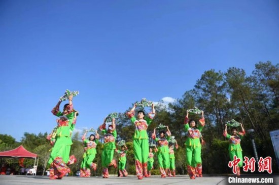 市民在跳廣場(chǎng)舞。 唐小晴 攝
