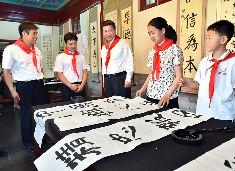 2014年5月30日，習(xí)近平總書記來到北京市海淀區(qū)民族小學(xué)，參加慶祝“六一”國(guó)際兒童節(jié)活動(dòng)。