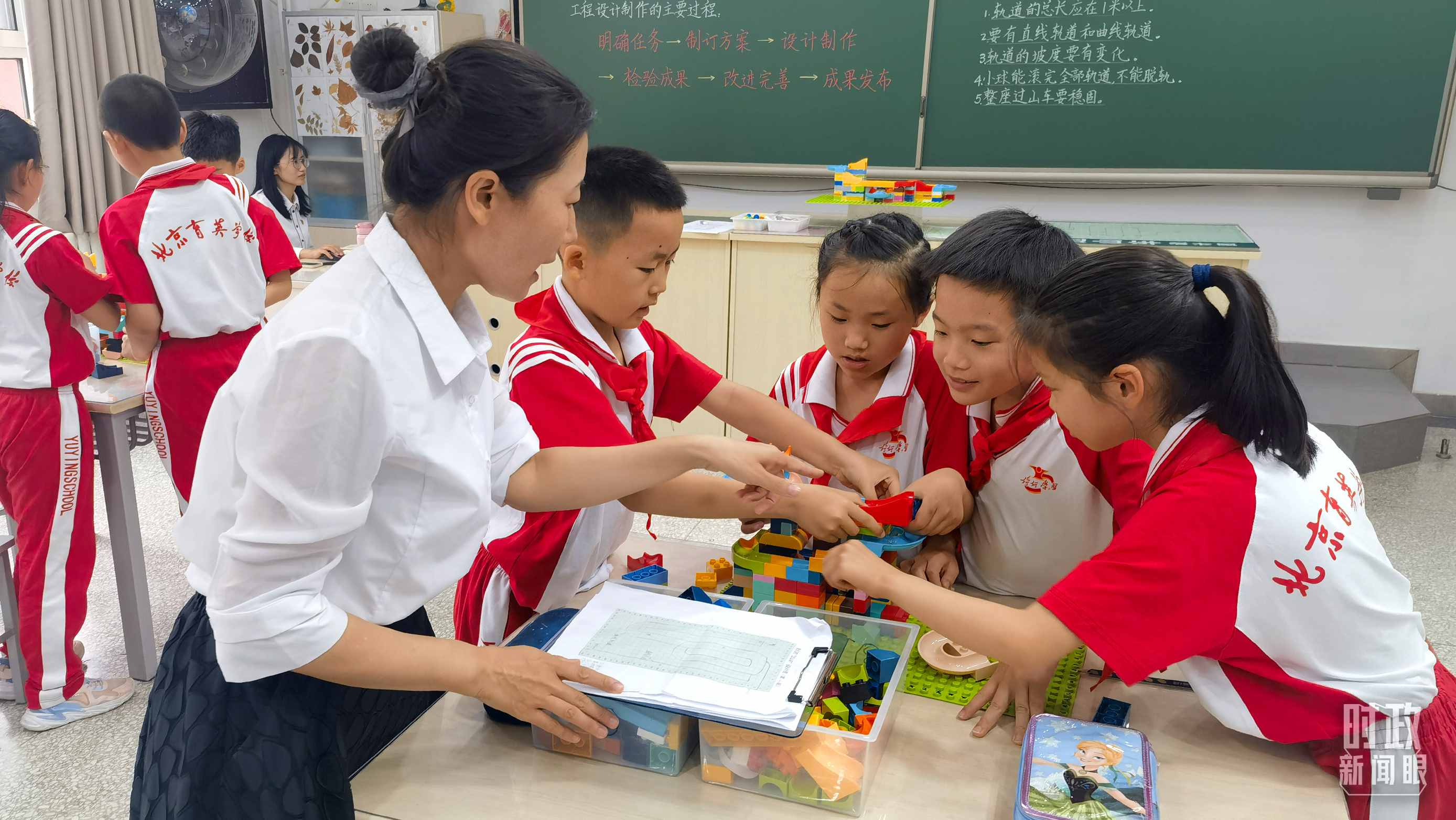 △科學(xué)教室內(nèi)，學(xué)生們正在開展過山車科學(xué)實(shí)驗(yàn)。（總臺(tái)央視記者賈林拍攝）