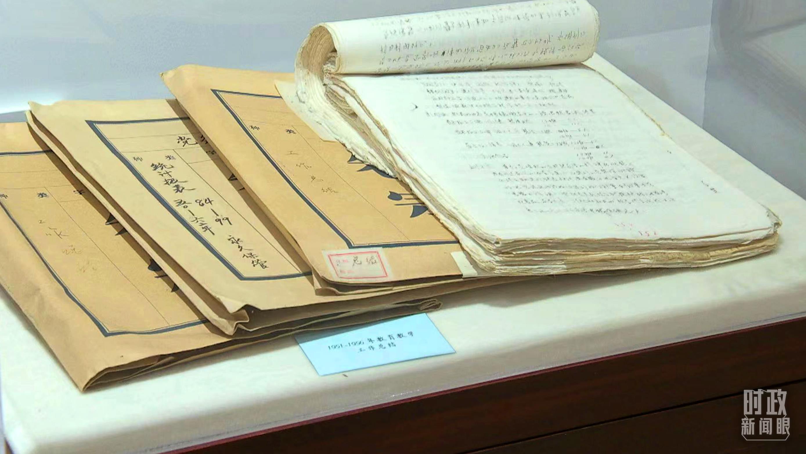 △校史館內(nèi)的教育教學(xué)工作總結(jié)展陳。（總臺(tái)央視記者金雨秋拍攝）