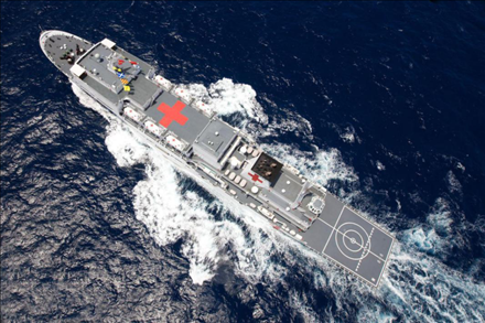 航行在大洋上的中國(guó)海軍“和平方舟”號(hào)醫(yī)院船。新華社記者 琚振華 攝