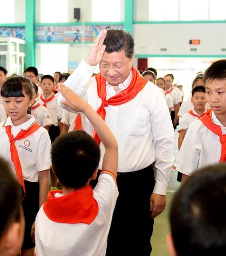 2014年5月30日，習(xí)近平總書記來到北京市海淀區(qū)民族小學(xué)，參加慶?！傲弧眹?guó)際兒童節(jié)活動(dòng)。新華社記者 李濤 攝