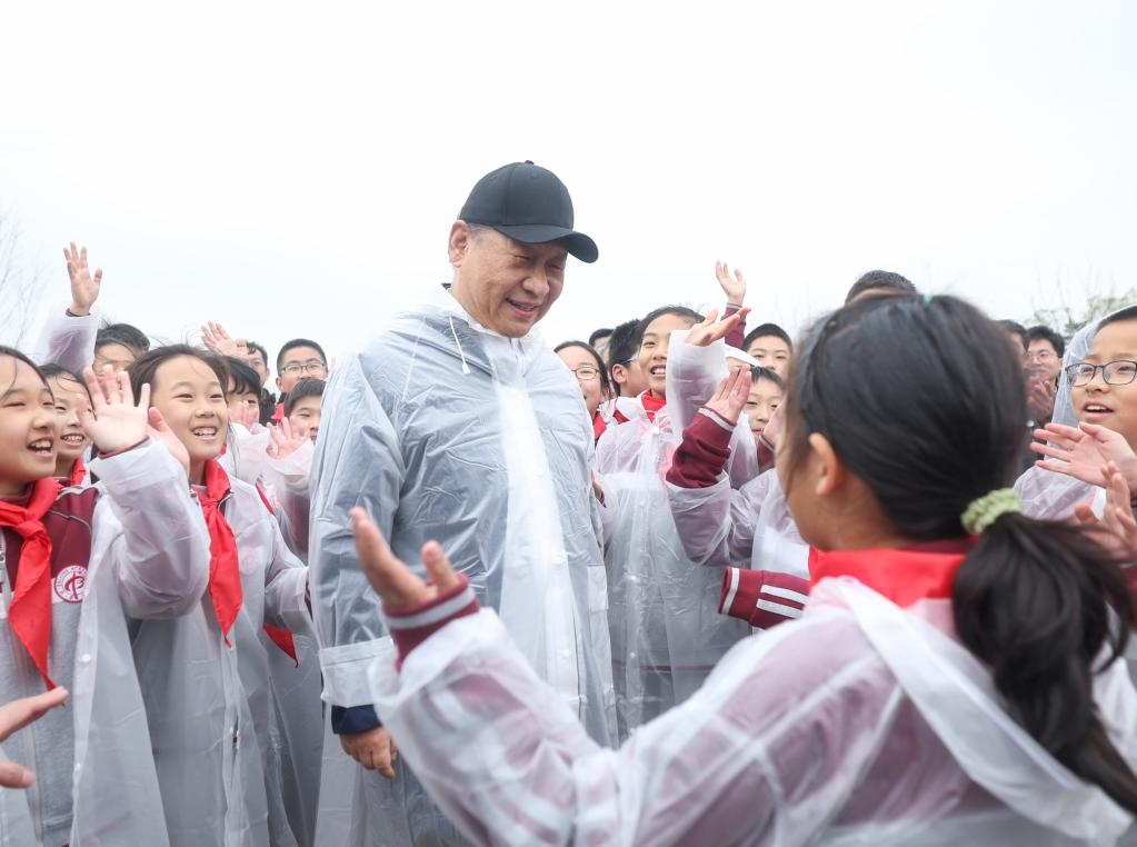2023年4月4日，黨和國(guó)家領(lǐng)導(dǎo)人參加首都義務(wù)植樹活動(dòng)。這是植樹后，習(xí)近平總書記同在場(chǎng)的中小學(xué)生親切交談。新華社記者 鞠鵬 攝
