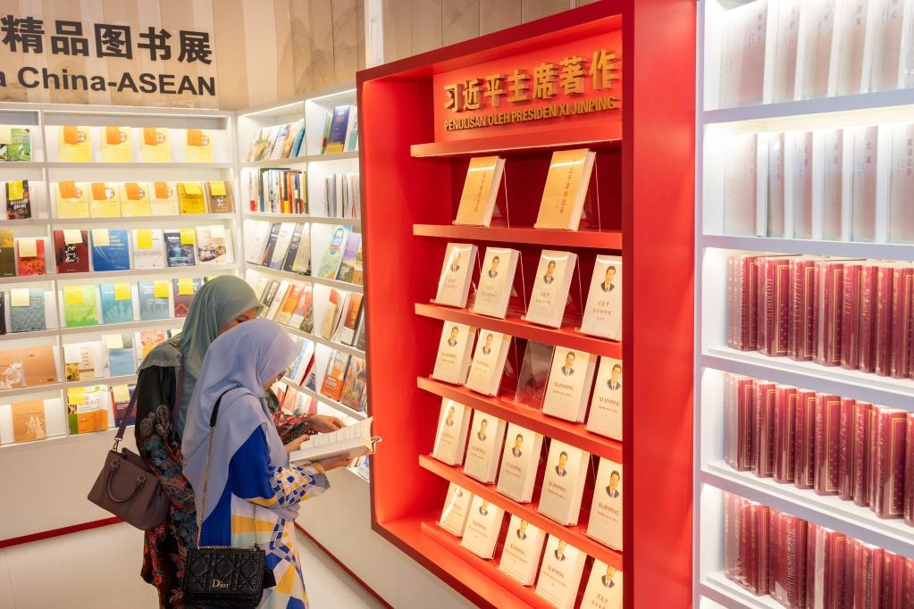 5月30日，兩名讀者在馬來西亞吉隆坡國際書展中國主賓國活動(dòng)現(xiàn)場(chǎng)閱讀習(xí)近平主席著作。新華社記者朱煒攝