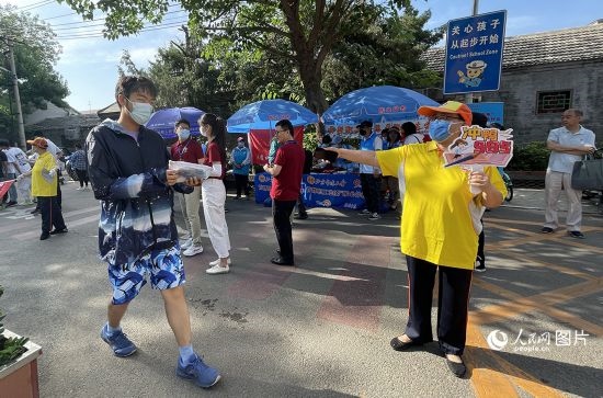6月7日早8點，北京市第五中學(xué)門口考生正在按規(guī)定進(jìn)入考場。人民網(wǎng)記者 池夢蕊攝