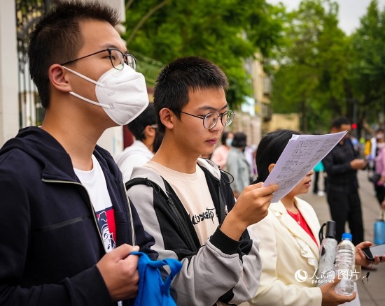 6月7日，在昆明市第五中學(xué)考場外，考生正利用最后時間復(fù)習(xí)備考。人民網(wǎng) 曾智慧攝