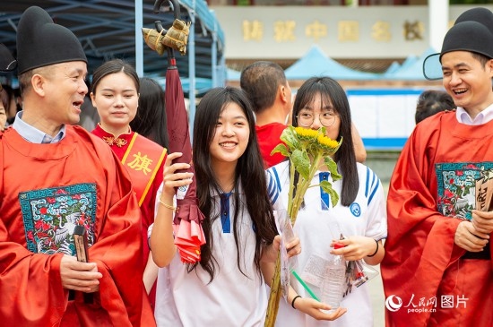 6月7日上午，在南寧市天桃實驗學(xué)校翠竹校區(qū)，老師們在為考生們加油鼓勁！人民網(wǎng)記者 嚴(yán)立政攝