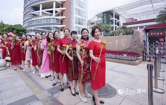 6月7日一早，廈門雙十中學(xué)考生家長們身穿旗袍，手拿向日葵在考場外為孩子加油打氣，寓意“旗開得勝，一舉奪魁”。人民網(wǎng)記者 陳博攝