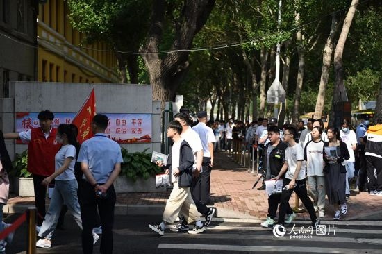 6月7日，在黑龍江省哈爾濱市第三中學(xué)高考考點，考生們有序進(jìn)入考場。人民網(wǎng)記者 蘇靖剛攝