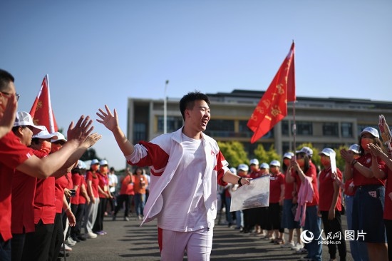 6月7日，在北京市人大附中通州校區(qū)考點，考生與送考老師擊掌加油。人民網(wǎng)記者 翁奇羽攝