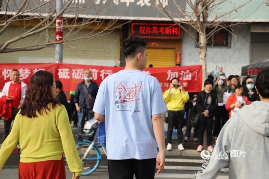 6月7日早8點，甘肅省蘭州市外國語高級中學(xué)考點，考生按規(guī)定進(jìn)入考場。人民網(wǎng)記者 黃帆攝