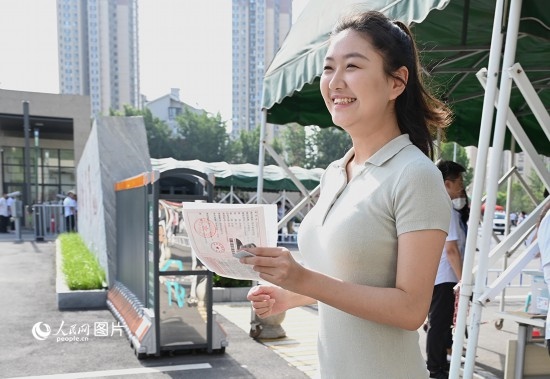 6月7日高考第一天，早上8點，一名考生充滿自信地步入鄭州市十一中考點。人民網(wǎng)記者 王玉興攝