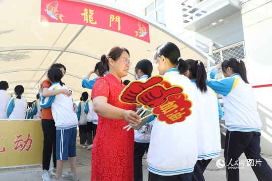 6月7日一早，雄安新區(qū)安新中學(xué)老師在給同學(xué)們加油鼓勁兒。人民網(wǎng) 李兆民攝