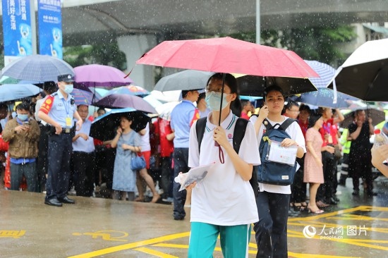 6月7日，海南華僑中學(xué)（高中部）考點，學(xué)子冒雨奔赴考場。人民網(wǎng)記者 孟凡盛攝