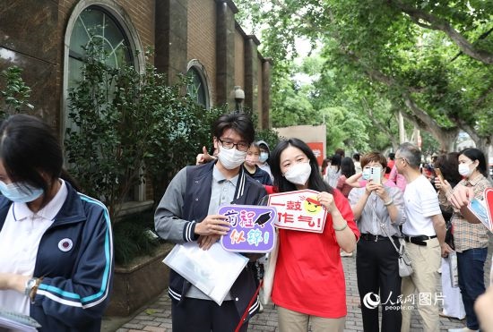 6月7日一大早，上海向明中學(xué)考場外，來自上海市盧灣高級中學(xué)的考生正在依次進(jìn)場。人民網(wǎng)記者 龔莎攝