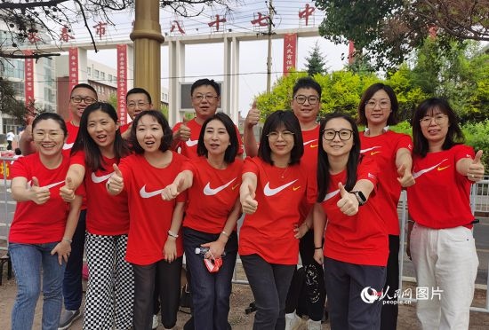 6月7日一早，陽光明媚，天氣涼爽，在長春市第八十七中學(xué)，考生們正陸續(xù)進(jìn)入考場。親友團(tuán)為參加高考的學(xué)子們加油鼓勁。人民網(wǎng)記者 王帝元攝