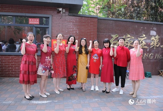 6月7日，在石家莊第二十七中學(xué)考點，家長身著旗袍，為高考的孩子們加油助威！紅紅火火、旗開得勝！人民網(wǎng)記者 周博攝
