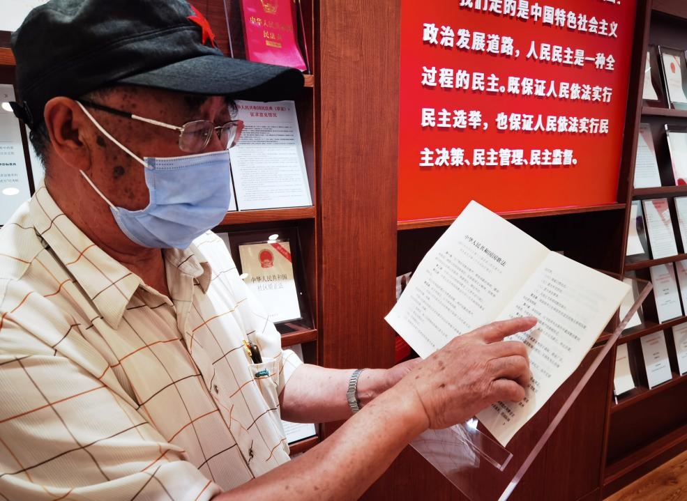 夏云龍給記者展示國(guó)歌法修改的內(nèi)容。人民網(wǎng)記者 唐小麗攝