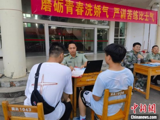 專武干部在講解相關(guān)政策。韋碩 攝