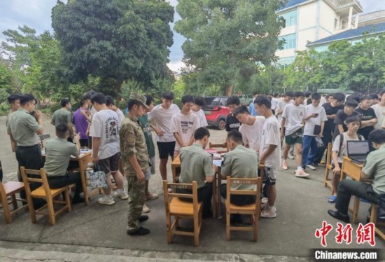 專武干部在發(fā)放兵役登記證。韋碩 攝
