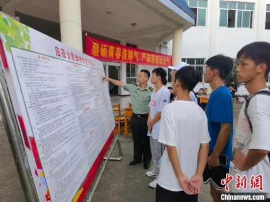 專武干部在講解應(yīng)征體檢標(biāo)準(zhǔn)。韋碩 攝