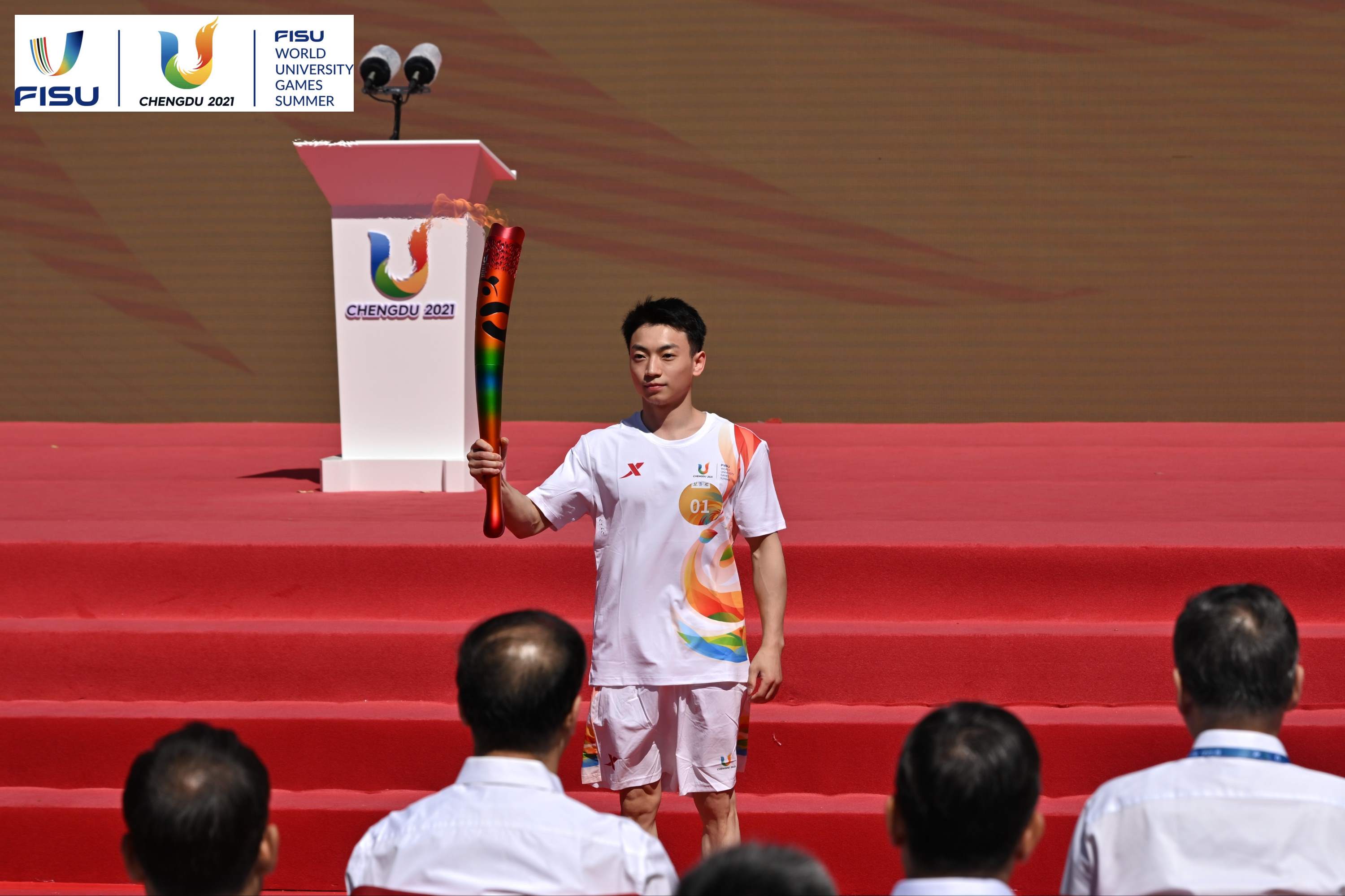 成都大運(yùn)會(huì)火炬手、奧運(yùn)冠軍鄒敬園高舉火炬。 圖片來(lái)源：成都大運(yùn)會(huì)執(zhí)委會(huì)供圖