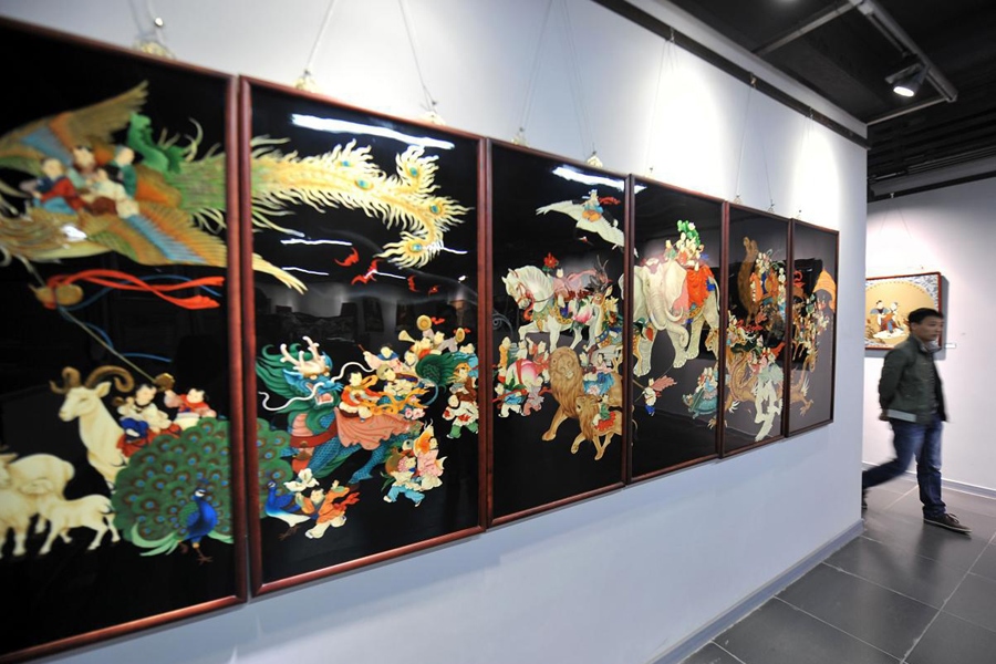 參觀者在唐都漆藝博物館參觀展出的漆器。新華社記者 詹彥 攝