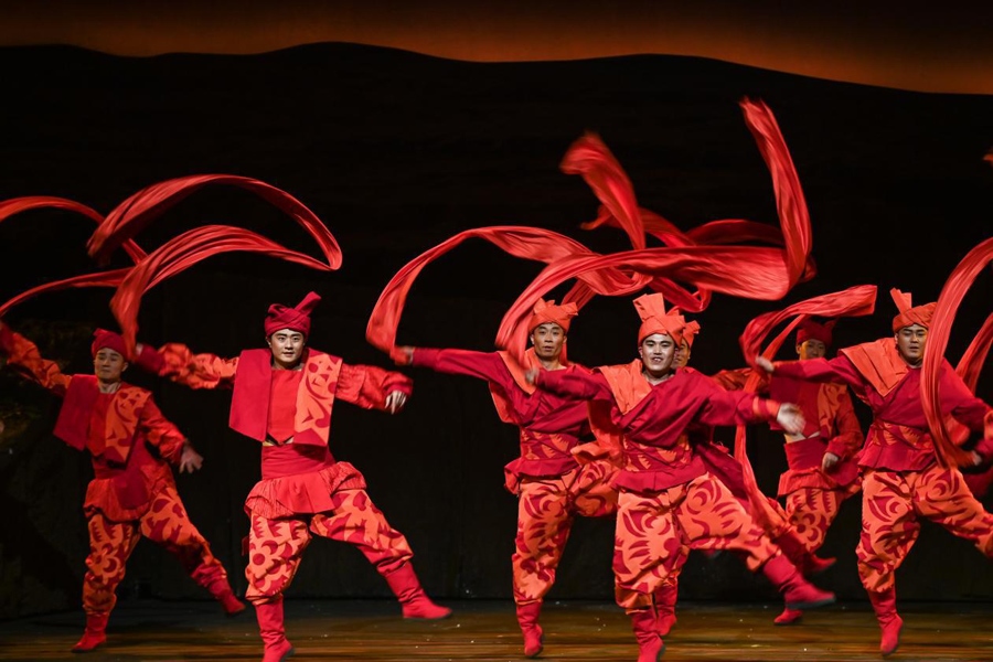 在首屆中國非物質(zhì)文化遺產(chǎn)保護(hù)年會展演活動(dòng)上拍攝的陜北秧歌劇《米脂婆姨綏德漢》演出現(xiàn)場。新華社記者 鄒競一 攝