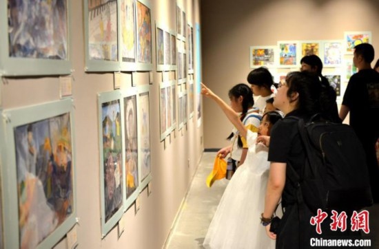 圖為家長帶著孩子參觀展覽。呂明 攝