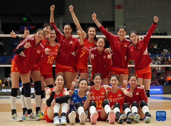 6月3日，中國(guó)隊(duì)球員在比賽后慶祝勝利。當(dāng)日，在日本名古屋舉行的2023世界女排聯(lián)賽分站賽中，中國(guó)隊(duì)以3比1戰(zhàn)勝荷蘭隊(duì)。新華社記者 張笑宇 攝