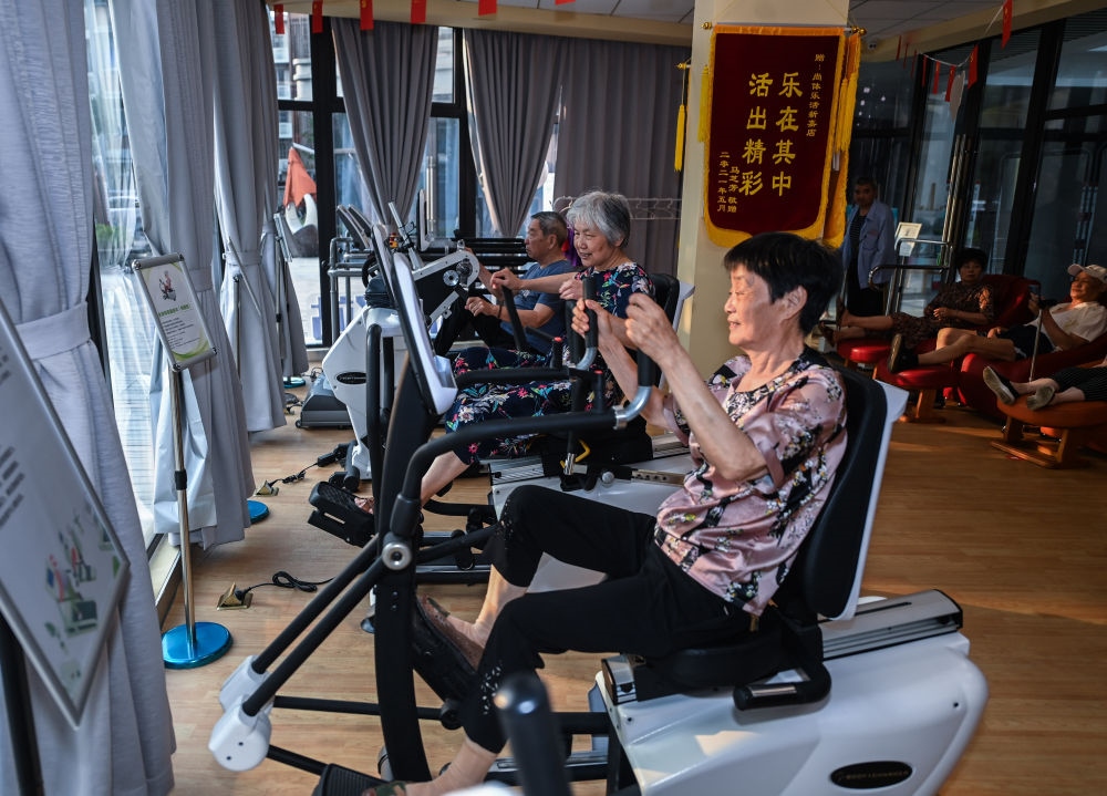 在浙江嘉興市南湖區(qū)新嘉街道電子社區(qū)鄰里中心的長者運(yùn)動健康之家內(nèi)，老人們在進(jìn)行器械鍛煉（2023年6月14日攝）。新華社記者 徐昱 攝