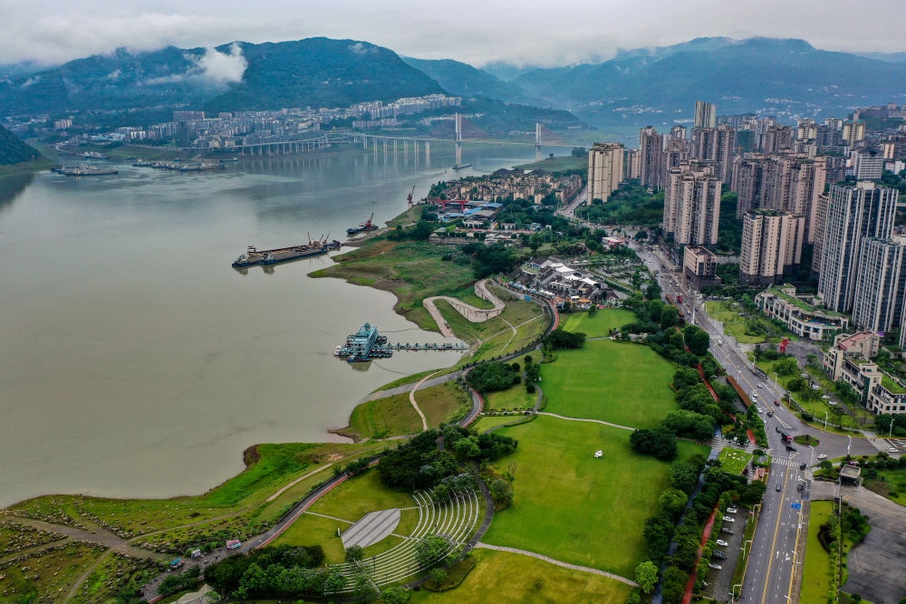 這是2023年6月7日拍攝的位于重慶市云陽縣的云陽城區(qū)環(huán)湖綠道（無人機(jī)照片）。當(dāng)?shù)貙⑸鷳B(tài)治理與生態(tài)修復(fù)結(jié)合起來，兼顧城市旅游和運(yùn)動休閑等功能需要，打造環(huán)縣城兩江四岸33公里綠道。新華社記者 唐奕 攝
