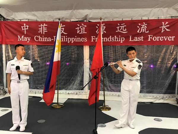 艦上官兵表演歌舞、民樂(lè)、武術(shù)等節(jié)目。中國(guó)駐菲律賓大使館供圖